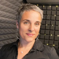 Eva-Folch-Voice-over-headshot-JB-Voices